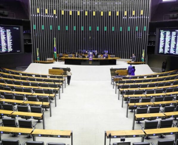 Foto colorida do plenário da Câmara dos Deputados - Metrópoles