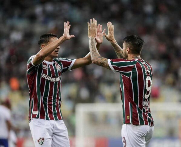 Imagem colorida de jogadores do Fluminense - Metrópoles