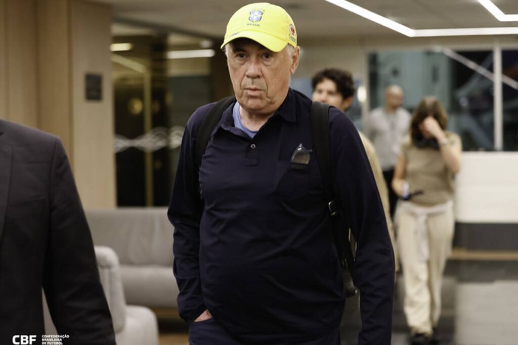 Foto colorida de Carlo Ancelotti chega ao Rio de Janeiro - Metrópoles