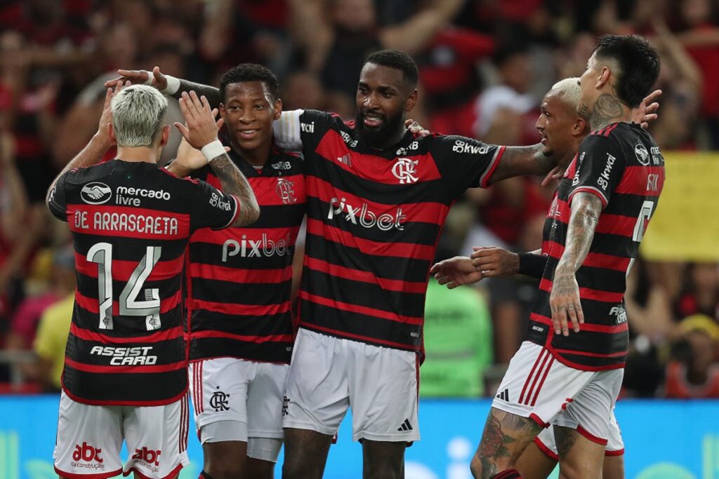 Imagem colorida do elenco do Flamengo - Metrópoles