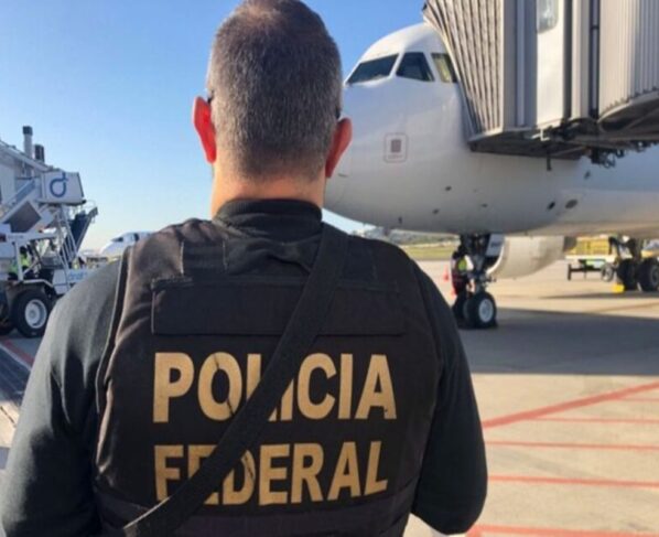 Imagem colorida, criminoso foi deixado em Pequim aos cuidados das autoridades locais- Metrópoles