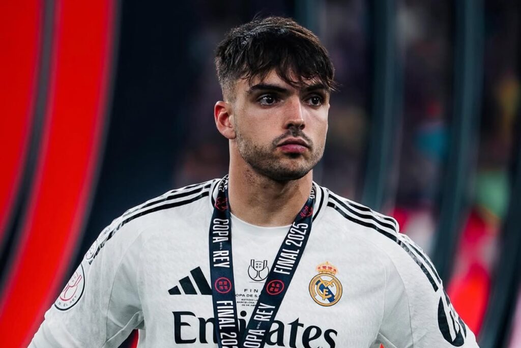 Foto colorida de Raúl Asencio, zagueiro do Real Madrid - Metrópoles