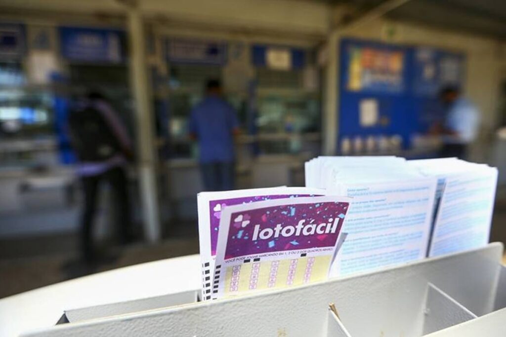 Imagem colorida de bilhete da Lotofácil - Metrópoles