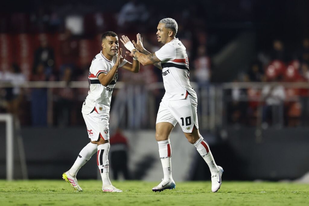 Foto colorida de Alisson e Luciano, jogadores do São Paulo - Metrópoles