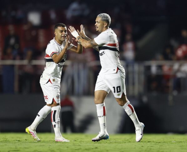 Foto colorida de Alisson e Luciano, jogadores do São Paulo - Metrópoles