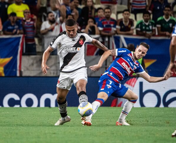 Imagem colorida dos jogadores de Vasco e Fortaleza - Metrópoles