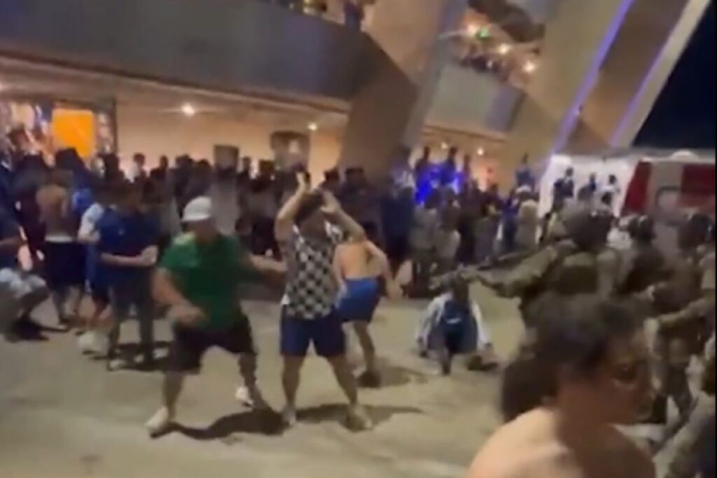 Imagem da torcida do Cruzeiro em briga com a polícia - metrópoles